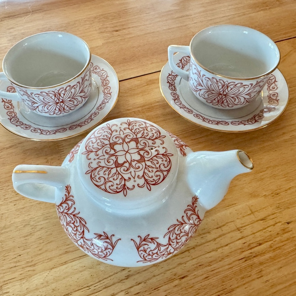 Vintage Mlesna Tea Pot with two tea cups/two saucers.